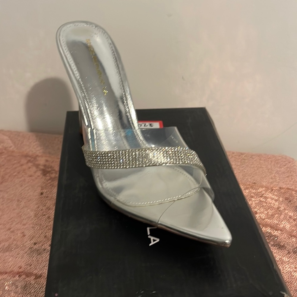 Beautiful summer heels can be dressed up or down! Rhinestone design adds style!